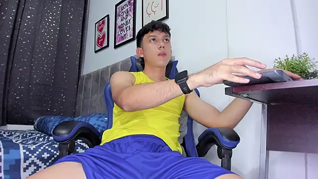 Snapshot of The_skinnyguys chatting on December 14, 10:25 pm The skinnyguys online show from December 14, 10:25 pm