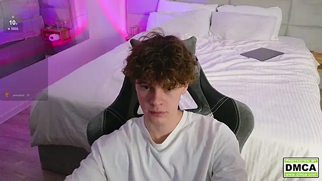 Snapshot of cute_thomas chatting on December 7, 1:03 am cute thomas online show from December 7, 1:03 am