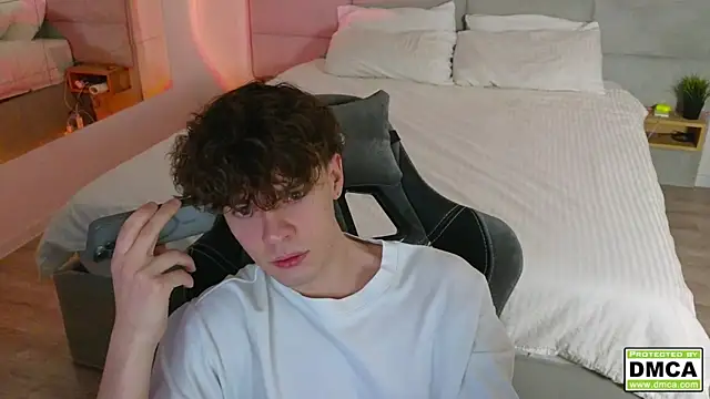 Snapshot of cute_thomas chatting on December 16, 12:04 am cute thomas online show from December 16, 12:04 am