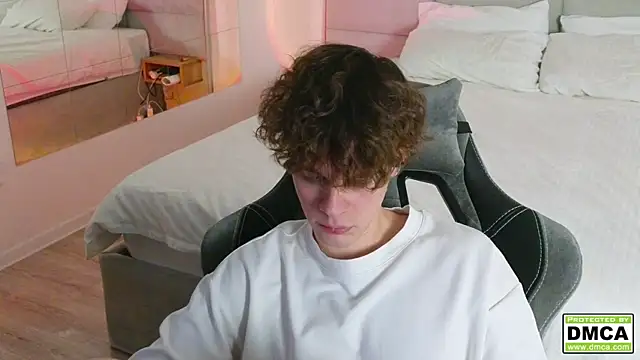 Snapshot of cute_thomas chatting on December 16, 3:08 am cute thomas online show from December 16, 3:08 am