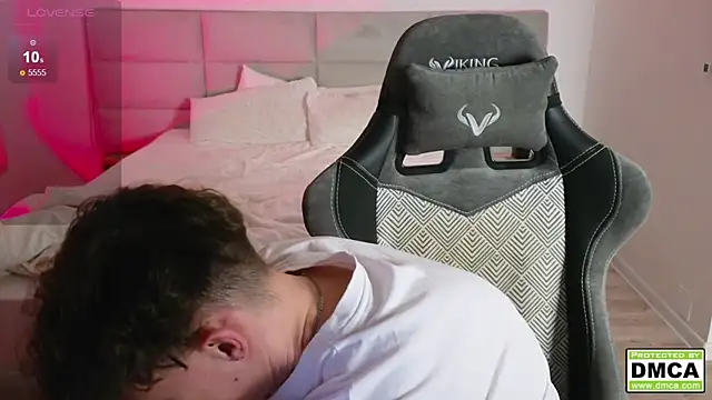 Snapshot of cute_thomas chatting on February 1, 12:29 am cute thomas online show from February 1, 12:29 am