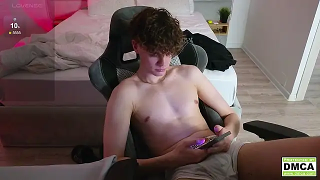 Snapshot of cute_thomas chatting on February 1, 3:30 am cute thomas online show from February 1, 3:30 am