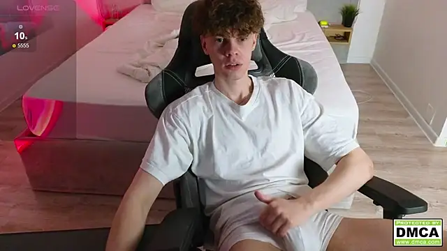 Snapshot of cute_thomas chatting on February 4, 9:20 pm cute thomas online show from February 4, 9:20 pm