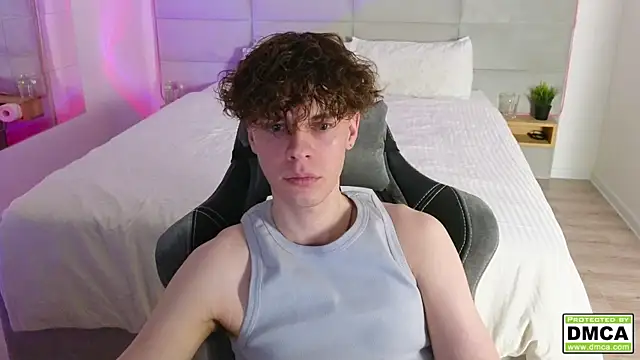 Snapshot of cute_thomas chatting on March 15, 12:15 am cute thomas online show from March 15, 12:15 am