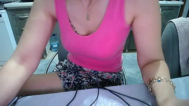 AmazingBitch online show from June 19, 5:50 pm
