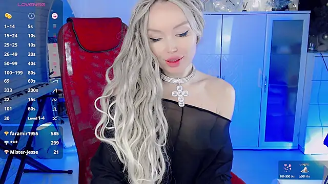 Snapshot of WhiteBunny chatting on December 24, 10:22 am WhiteBunny online show from December 24, 10:22 am