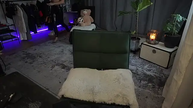 LaraPunkt online show from February 21, 8:40 am