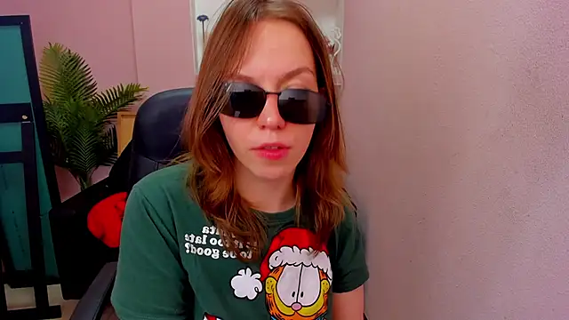 Snapshot of Persephoni chatting on December 17, 5:02 am Persephoni online show from December 17, 5:02 am