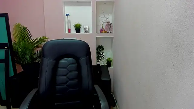 Snapshot of Persephoni chatting on December 19, 5:36 am Persephoni online show from December 19, 5:36 am