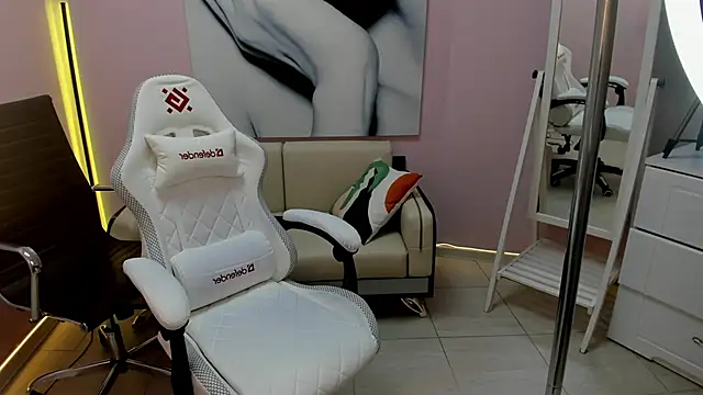 Snapshot of Persephoni chatting on December 22, 3:53 pm Persephoni online show from December 22, 3:53 pm