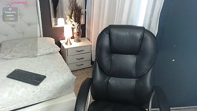 Snapshot of LiaVillalobos chatting on October 18, 1:45 pm LiaVillalobos online show from October 18, 1:45 pm