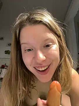 Snapshot of kimczii chatting on August 3, 9:04 am kimczii online show from August 3, 9:04 am