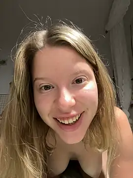 Snapshot of kimczii chatting on August 4, 5:43 am kimczii online show from August 4, 5:43 am