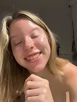 Snapshot of kimczii chatting on August 7, 6:04 am kimczii online show from August 7, 6:04 am