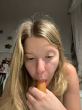 Snapshot of kimczii chatting on August 10, 6:06 am kimczii online show from August 10, 6:06 am