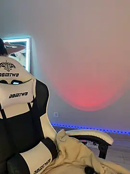 julia fly online show from March 7, 8:44 am