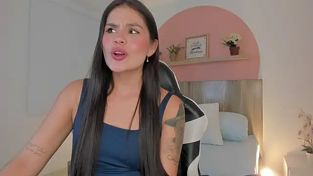 Snapshot of dominique25_ chatting on October 22, 3:18 am dominique25 online show from October 22, 3:18 am