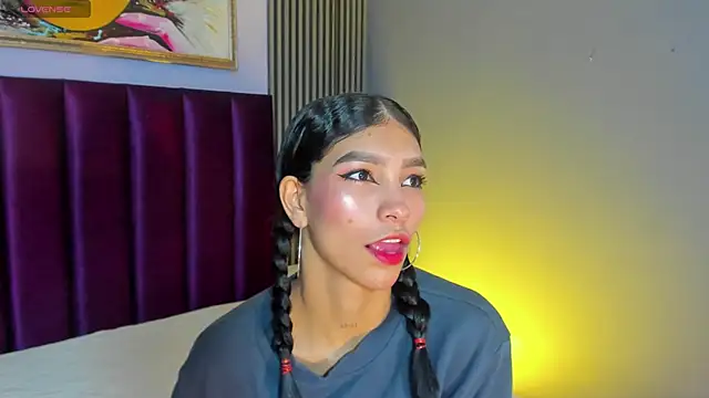 LauraAristizabal online show from April 25, 12:30 pm