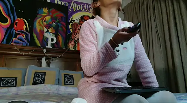 Snapshot of MINI_Petite chatting on December 24, 5:27 am MINI Petite online show from December 24, 5:27 am