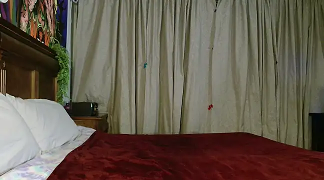 Snapshot of MINI_Petite chatting on February 19, 7:50 am MINI Petite online show from February 19, 7:50 am