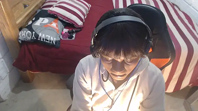 Snapshot of sexyjustin202 chatting on October 12, 2:32 am sexyjustin202 online show from October 12, 2:32 am