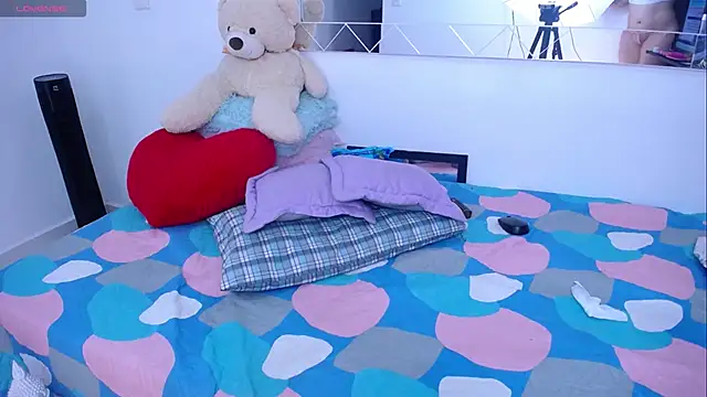 miaa-lee online show from February 11, 8:37 am