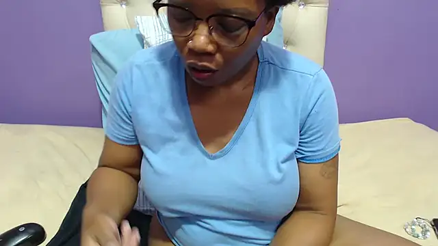 Snapshot of PeachAss4UU chatting on February 15, 3:28 pm PeachAss4UU online show from February 15, 3:28 pm