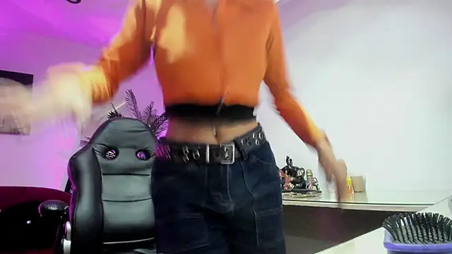 Snapshot of Meghan320 chatting on October 31, 11:33 am Meghan320 online show from October 31, 11:33 am