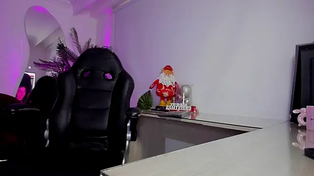 Snapshot of Meghan320 chatting on December 2, 11:37 am Meghan320 online show from December 2, 11:37 am