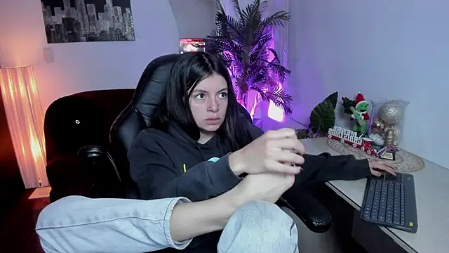 Snapshot of Meghan320 chatting on December 15, 11:47 am Meghan320 online show from December 15, 11:47 am