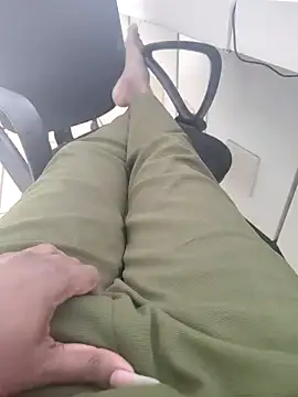 Snapshot of Mallupaiyanaachu chatting on December 21, 7:37 am Mallupaiyanaachu online show from December 21, 7:37 am