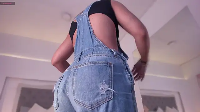 Snapshot of sarah_hiill chatting on December 18, 7:41 pm sarah hiill online show from December 18, 7:41 pm