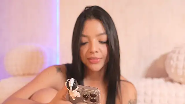 Snapshot of sarah_hiill chatting on February 19, 11:46 pm sarah hiill online show from February 19, 11:46 pm