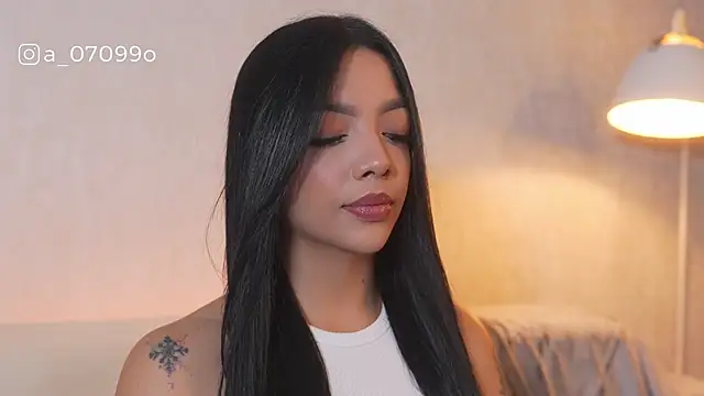 Snapshot of sarah_hiill chatting on December 17, 12:00 pm sarah hiill online show from December 17, 12:00 pm