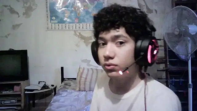 Snapshot of Emv2 chatting on December 1, 10:04 pm Emv2 online show from December 1, 10:04 pm