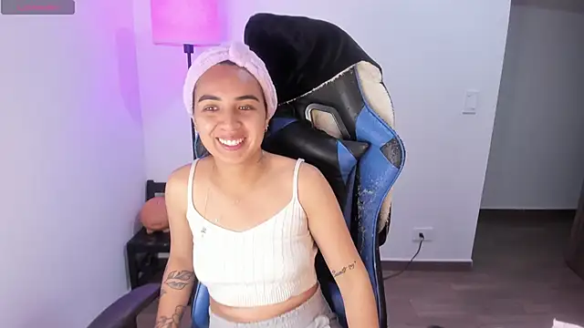 Miss Nicole online show from November 5, 7:25 pm