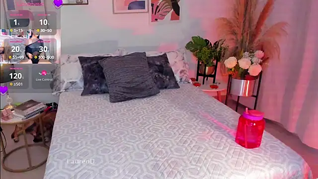 Snapshot of Misslaurenn chatting on March 8, 10:34 pm Misslaurenn online show from March 8, 10:34 pm