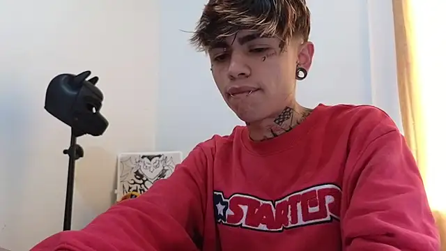 Snapshot of AcidMilo chatting on February 13, 3:24 pm AcidMilo online show from February 13, 3:24 pm