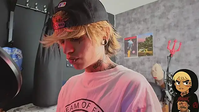 Snapshot of AcidMilo chatting on October 24, 2:35 pm AcidMilo online show from October 24, 2:35 pm