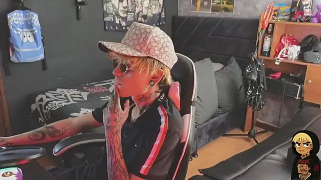 Snapshot of AcidMilo chatting on December 19, 4:47 pm AcidMilo online show from December 19, 4:47 pm