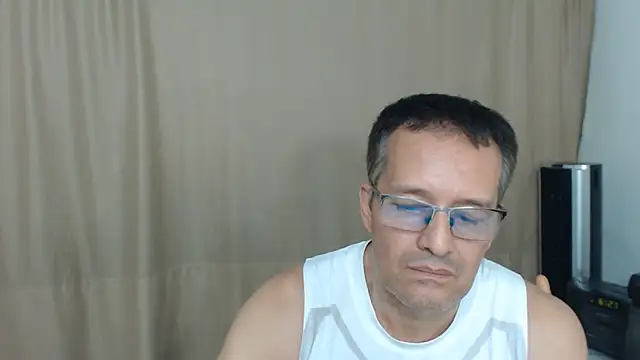 Snapshot of Daddyhot_Alejo chatting on June 20, 11:29 pm Daddyhot Alejo online show from June 20, 11:29 pm