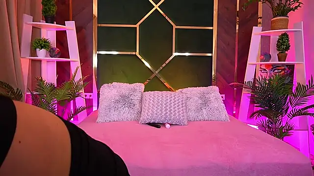 Snapshot of LittleeCutee chatting on September 21, 6:37 am LittleeCutee online show from September 21, 6:37 am