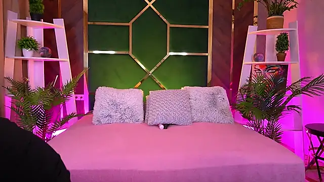 Snapshot of LittleeCutee chatting on September 27, 7:02 am LittleeCutee online show from September 27, 7:02 am