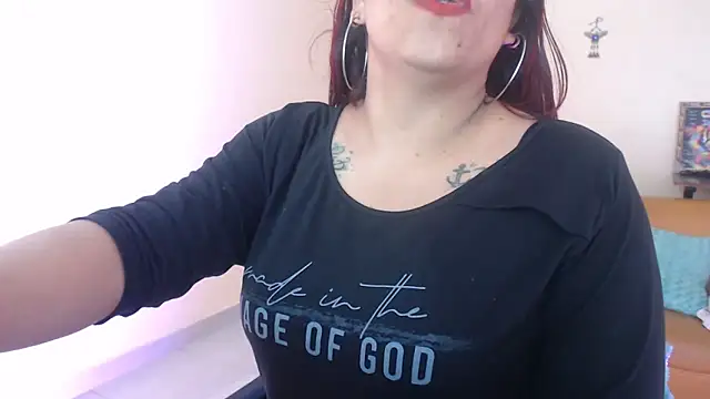 Snapshot of scarlett_bigboobs1 chatting on December 22, 1:12 am scarlett bigboobs1 online show from December 22, 1:12 am