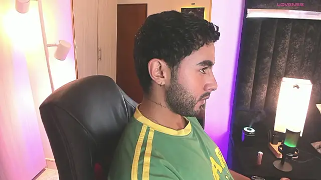 Snapshot of ItsMeEros chatting on February 1, 12:20 am ItsMeEros online show from February 1, 12:20 am