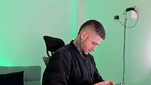 Snapshot of _jamesleandros1 chatting on July 7, 6:45 pm jamesleandros1 online show from July 7, 6:45 pm