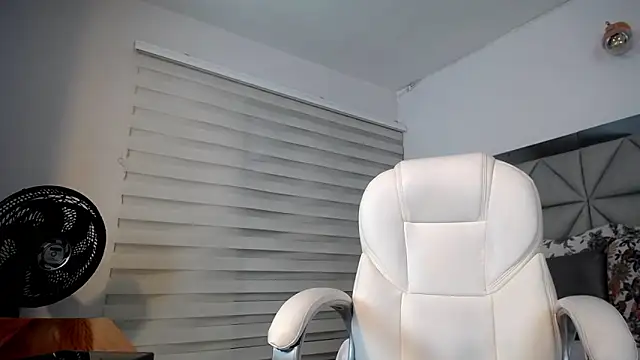 Snapshot of nana_levy chatting on February 9, 3:43 am nana levy online show from February 9, 3:43 am