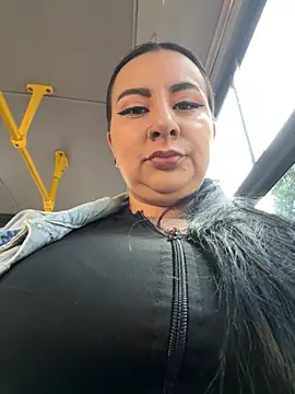 Abril Luv online show from November 12, 12:05 pm