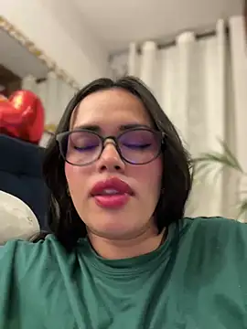 Snapshot of andra_rose chatting on February 5, 11:06 pm andra rose online show from February 5, 11:06 pm