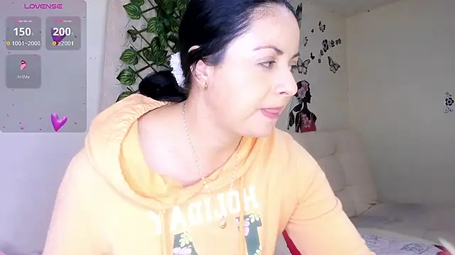 Juli Castillo8 online show from November 7, 1:11 pm